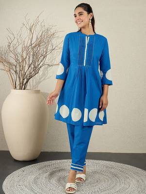 Women Printed Pleated Pure Cotton Kurta with Trousers 2