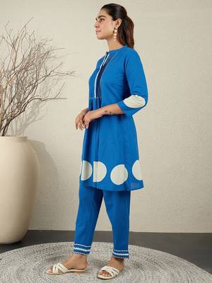 Women Printed Pleated Pure Cotton Kurta with Trousers 3