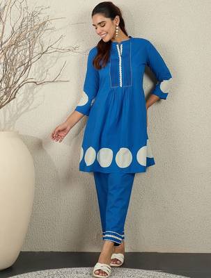 Women Printed Pleated Pure Cotton Kurta with Trousers 5