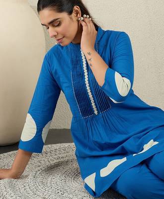 Women Printed Pleated Pure Cotton Kurta with Trousers 6