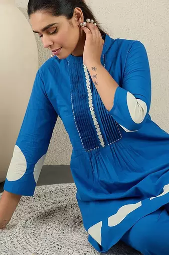 Women Printed Pleated Pure Cotton Kurta with Trousers