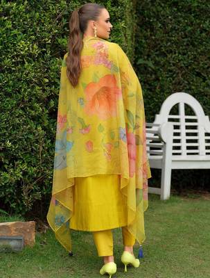 Floral Embroidered V-neck Thread Work Kurta With Trousers & Dupatta 5