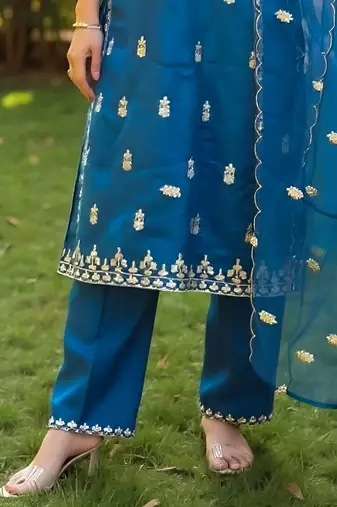 Women Ethnic Motifs Embroidered Thread Work Kurta with Trousers & Dupatta