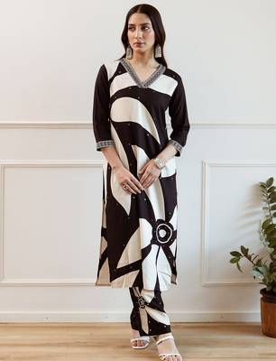 Women Floral Printed Regular Kurta with Trousers 1