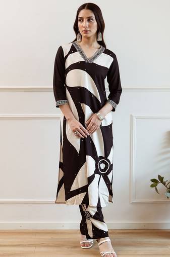 Women Floral Printed Regular Kurta with Trousers