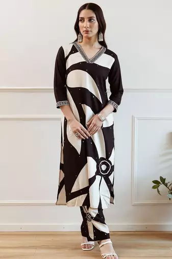 Women Floral Printed Regular Kurta with Trousers