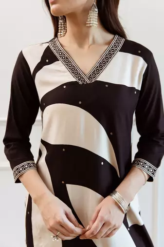 Women Floral Printed Regular Kurta with Trousers