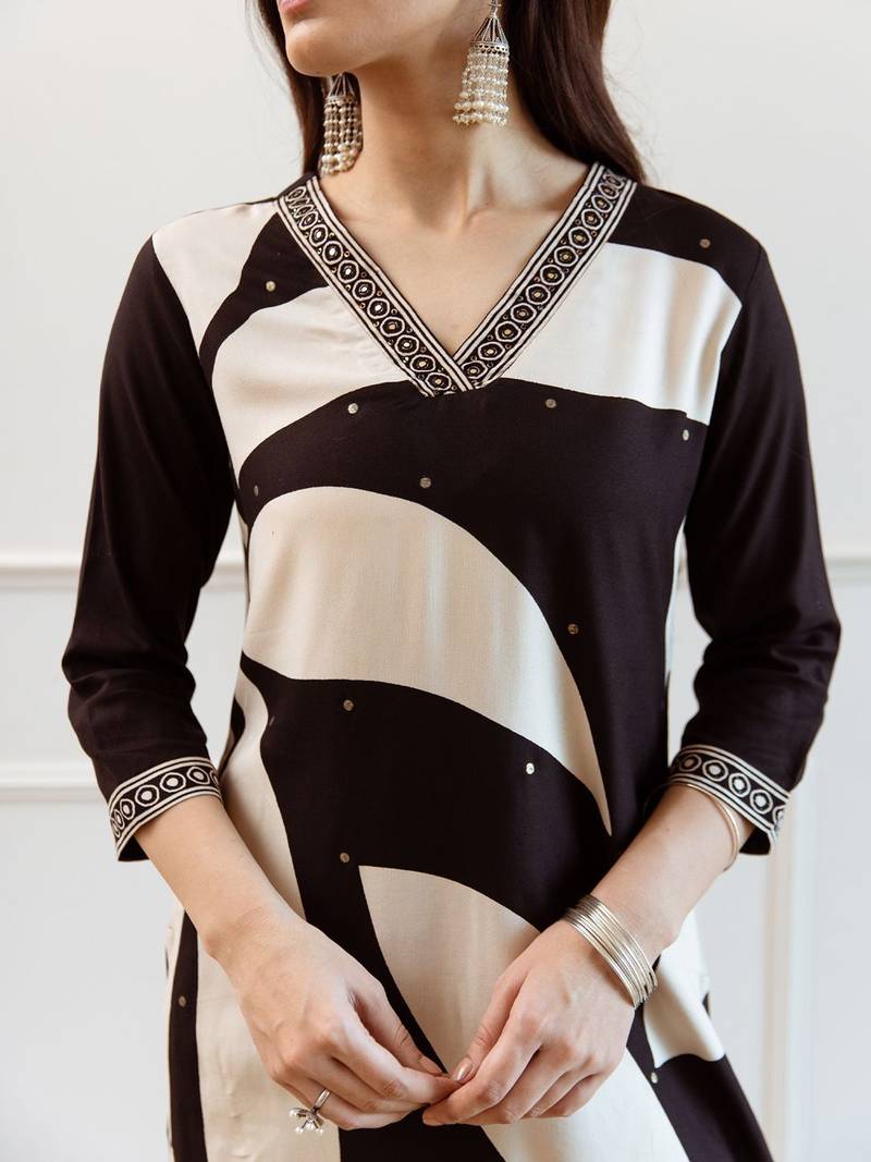 Women Floral Printed Regular Kurta with Trousers