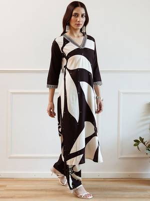 Women Floral Printed Regular Kurta with Trousers 3