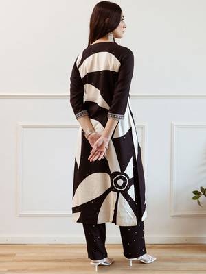 Women Floral Printed Regular Kurta with Trousers 4