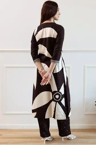 Women Floral Printed Regular Kurta with Trousers