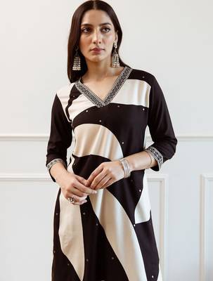 Women Floral Printed Regular Kurta with Trousers 5