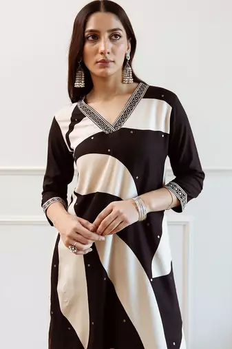 Women Floral Printed Regular Kurta with Trousers
