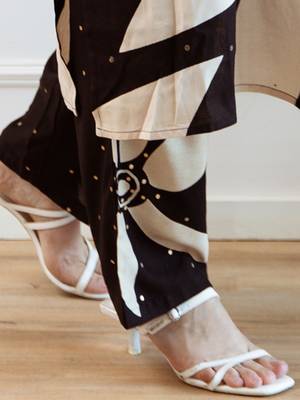 Women Floral Printed Regular Kurta with Trousers 6