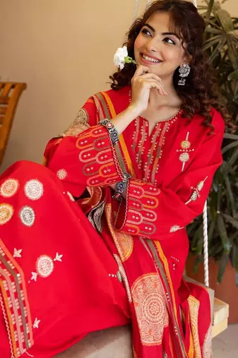 Ethnic Motifs Embroidered Thread Work Kurta With Palazzos & Dupatta