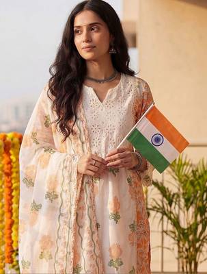 Women Floral Printed Regular Thread Work Pure Cotton Kurta with Trousers & With Dupatta 3