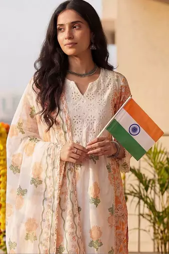 Women Floral Printed Regular Thread Work Pure Cotton Kurta with Trousers & With Dupatta