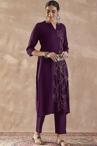 Floral Embroidered Mandarin Collar Thread Work Straight Kurta With Trousers
