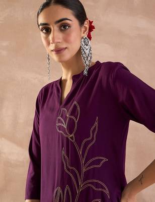 Floral Embroidered Mandarin Collar Thread Work Straight Kurta With Trousers 2