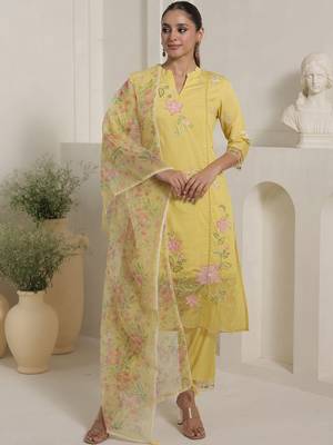 Women Floral Embroidered Regular Thread Work Kurta with Trousers & With Dupatta 1