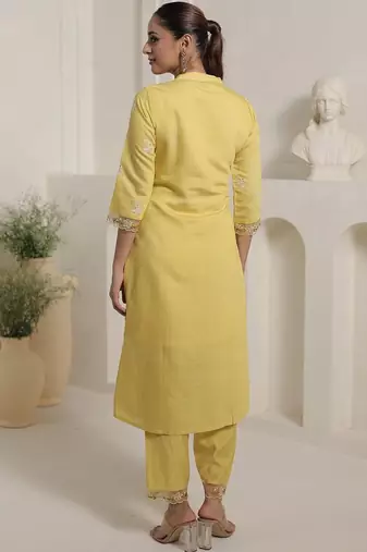 Women Floral Embroidered Regular Thread Work Kurta with Trousers & With Dupatta