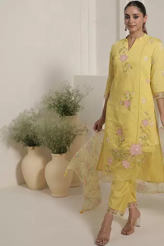 Women Floral Embroidered Regular Thread Work Kurta with Trousers & With Dupatta