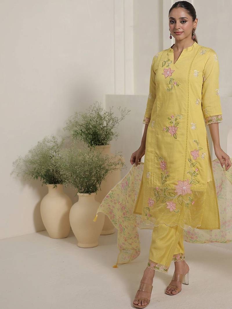 Women Floral Embroidered Regular Thread Work Kurta with Trousers & With Dupatta