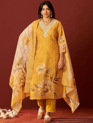 Women Floral Embroidered Cotton Kurta with Trousers & Dupatta 5