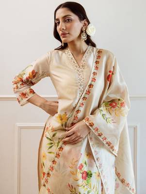 Women Floral Printed Regular Kurta with Trousers Dupatta 1