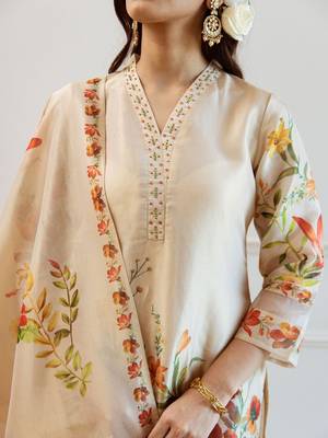 Women Floral Printed Regular Kurta with Trousers Dupatta 3