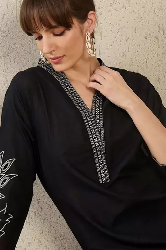 Women Floral Embroidered V-Neck Thread Work Pure Cotton Kurta with Trousers