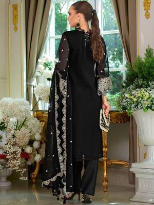 Ethnic Motifs Embroidered V-Neck Thread Work Kurta With Trousers & Dupatta 4