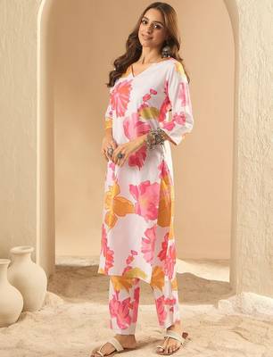 Women Floral Printed Regular Kurta with Trousers 5