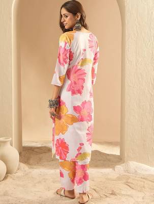 Women Floral Printed Regular Kurta with Trousers 6