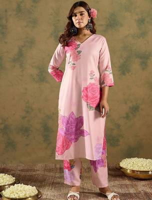 Floral Printed V-Neck Straight Kurta with Trousers 5