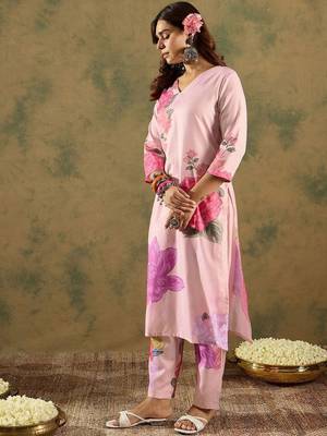 Floral Printed V-Neck Straight Kurta with Trousers 7