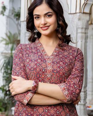 Women Printed Regular Pure Cotton Kurta with Trousers 4