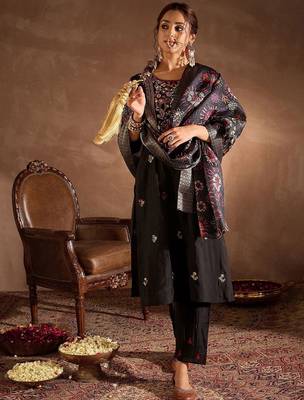 Floral Embroidered Thread Work Straight Kurta With Trousers And Dupatta 2