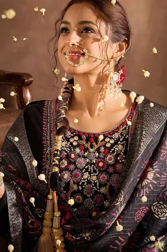 Floral Embroidered Thread Work Straight Kurta With Trousers And Dupatta