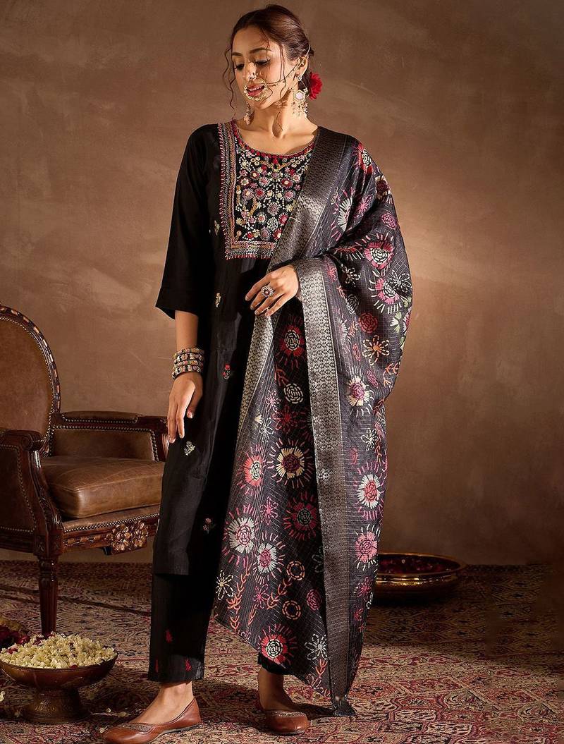 Floral Embroidered Thread Work Straight Kurta With Trousers And Dupatta