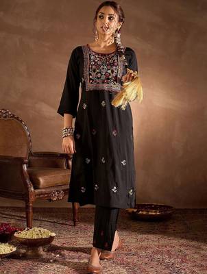 Floral Embroidered Thread Work Straight Kurta With Trousers And Dupatta 7