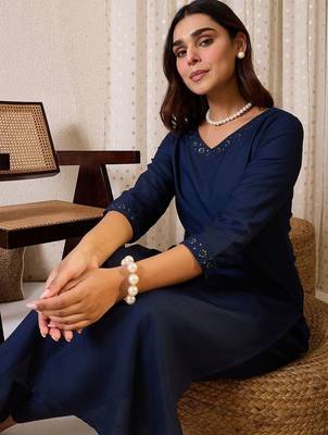 Floral Yoke Design V-Neck Sequinned Straight Kurta & Trousers 6