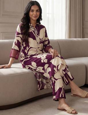 Women Floral Printed Regular Kurta with Trousers 1