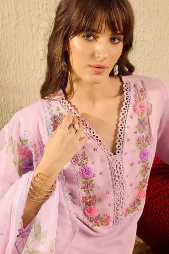 Women Floral Embroidered Regular Thread Work Kurta with Trousers & With Dupatta