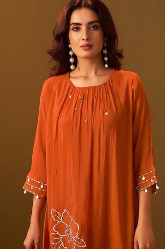 Women Floral Embroidered Regular Thread Work Kurta with Trousers