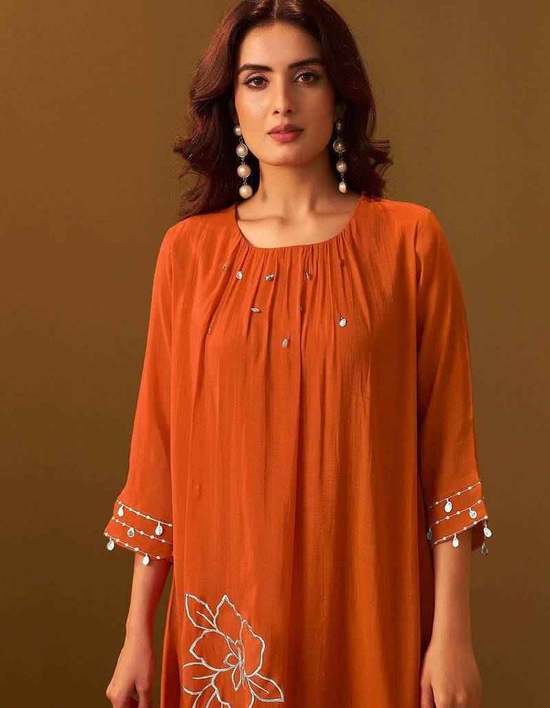 Women Floral Embroidered Regular Thread Work Kurta with Trousers