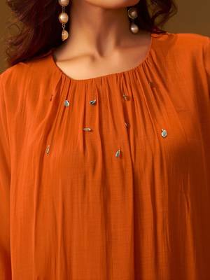 Women Floral Embroidered Regular Thread Work Kurta with Trousers 2