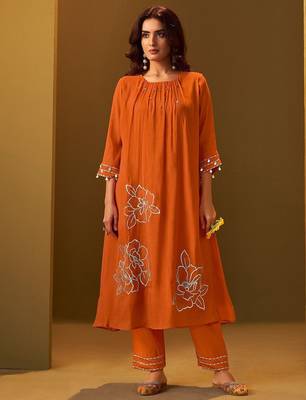 Women Floral Embroidered Regular Thread Work Kurta with Trousers 3