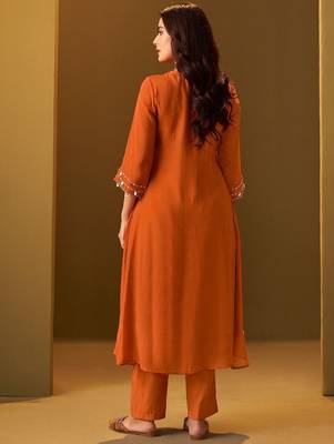 Women Floral Embroidered Regular Thread Work Kurta with Trousers 4