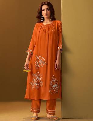 Women Floral Embroidered Regular Thread Work Kurta with Trousers 5